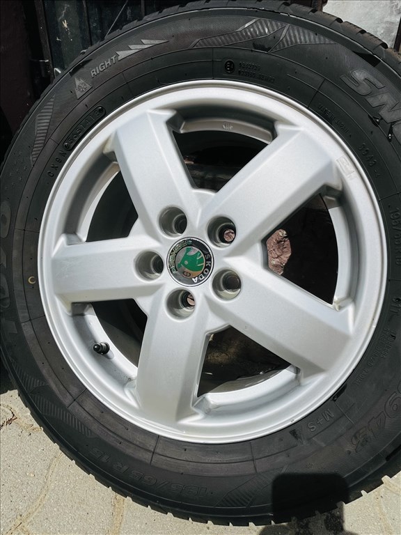  Skoda 5x100 lyukosztású 15" használt alufelni, rajta 195/65 újszerű Toyo Tires téli gumi gumi  2. kép