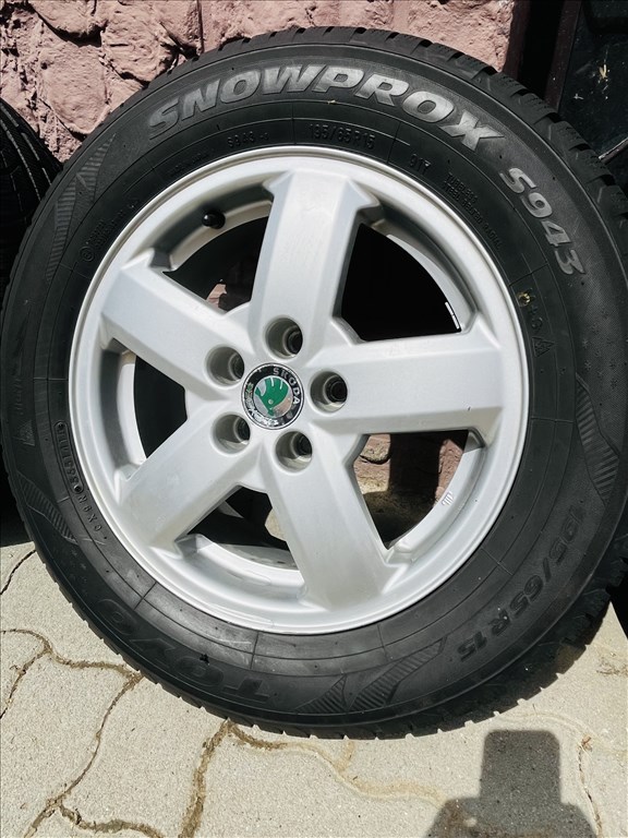  Skoda 5x100 lyukosztású 15" használt alufelni, rajta 195/65 újszerű Toyo Tires téli gumi gumi  3. kép