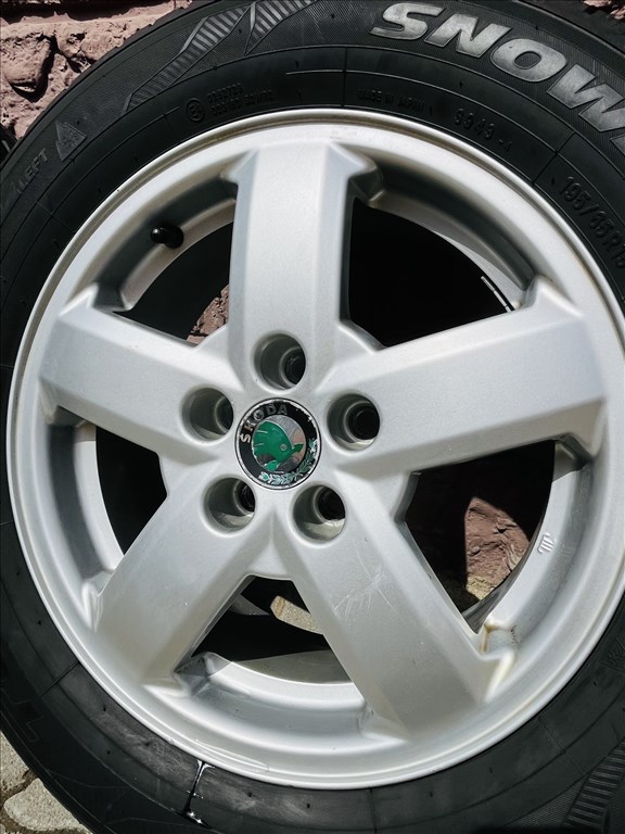  Skoda 5x100 lyukosztású 15" használt alufelni, rajta 195/65 újszerű Toyo Tires téli gumi gumi  4. kép
