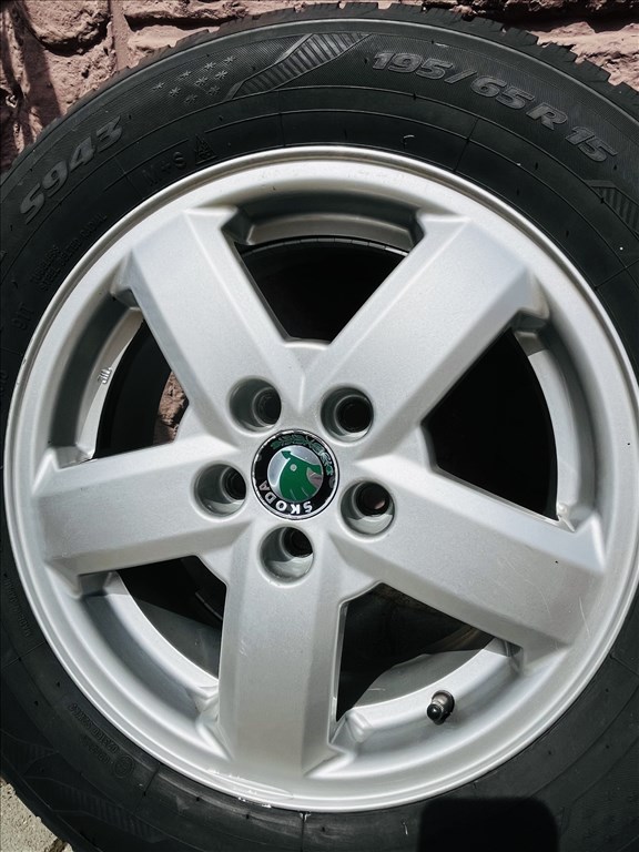  Skoda 5x100 lyukosztású 15" használt alufelni, rajta 195/65 újszerű Toyo Tires téli gumi gumi  5. kép