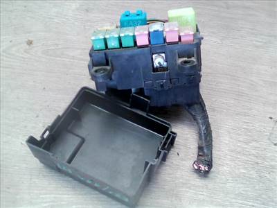 MAZDA 626 97.08-00.07 Biztosítéktábla BCM BSI BSM SAM GEM modul Motortér