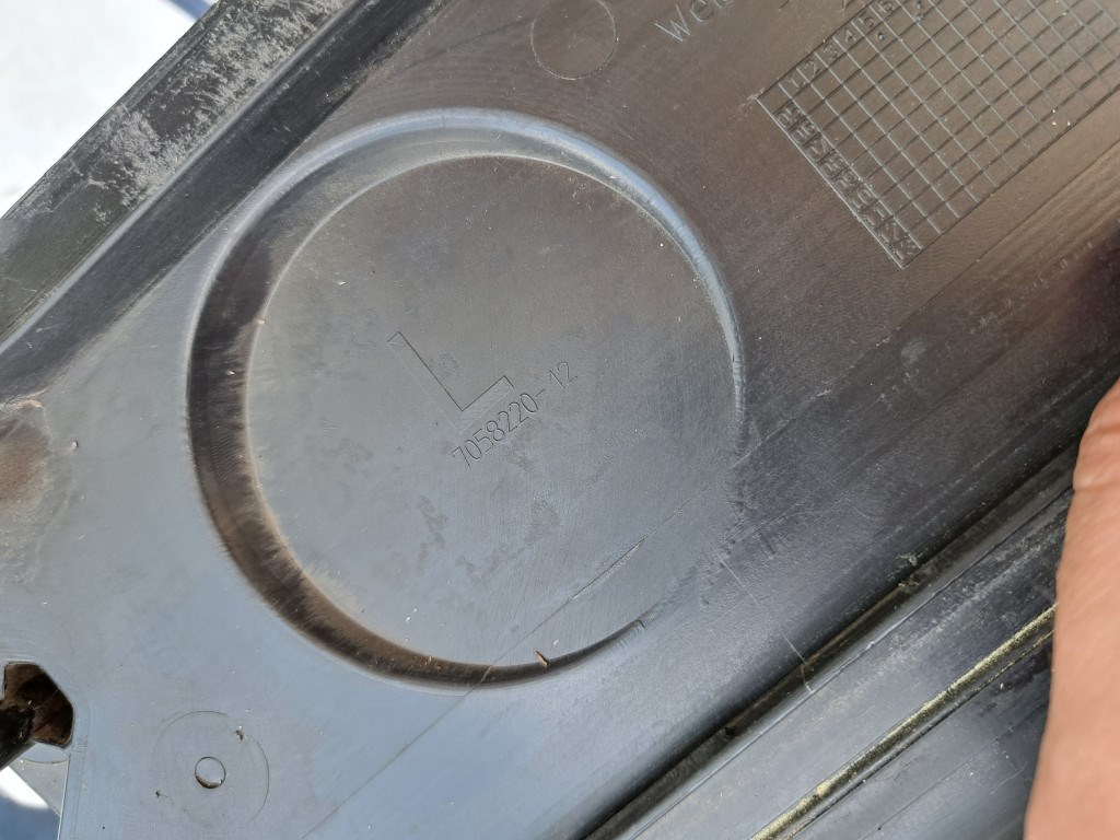 BMW E81 E82 E87 E88 szélvédõ alatti mûanyag levélrács 4. kép