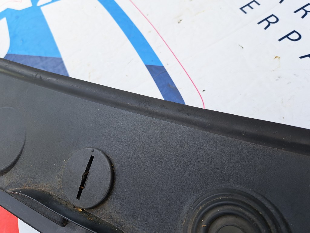 BMW E81 E82 E87 E88 szélvédõ alatti mûanyag levélrács 5. kép