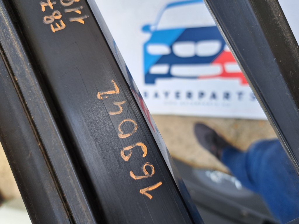 BMW E81 E82 E87 E88 szélvédõ alatti mûanyag levélrács 6. kép