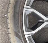 21" újszerű (gyári felni) alufelni, 85%-os Pirelli nyári gumikkal.
