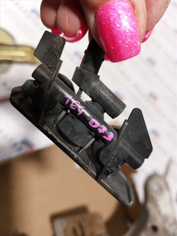 BMW E46 sedan touring facelift bal elsõ fekte fényszórómosós lámpamosó bajuszléc bajusz léc takaró fúvóka takaró 3. kép