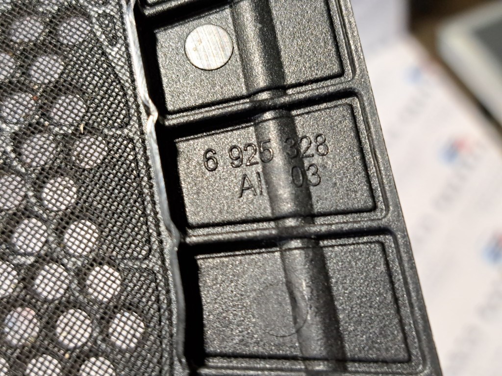 BMW E81 E82 E87 E88 E84 X1 ülés alatti mélynyomó mély hangszóró rázs borítás 3. kép