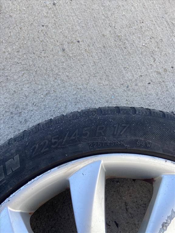  17" újszerű (gyári felni) alufelni, rajta 225/45 újszerű Michelin téli gumi gumi  2. kép