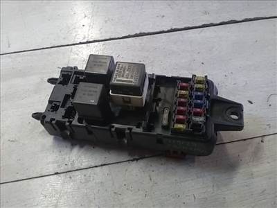 MITSUBISHI CARISMA 95.05-99.07 Biztosítéktábla BCM BSI BSM SAM GEM modul 