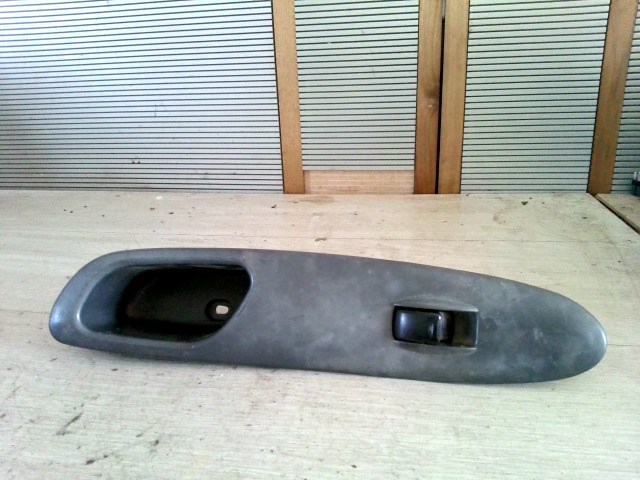 DAEWOO NUBIRA 97-99 Jobb első ablakemelő kapcsoló 1. kép