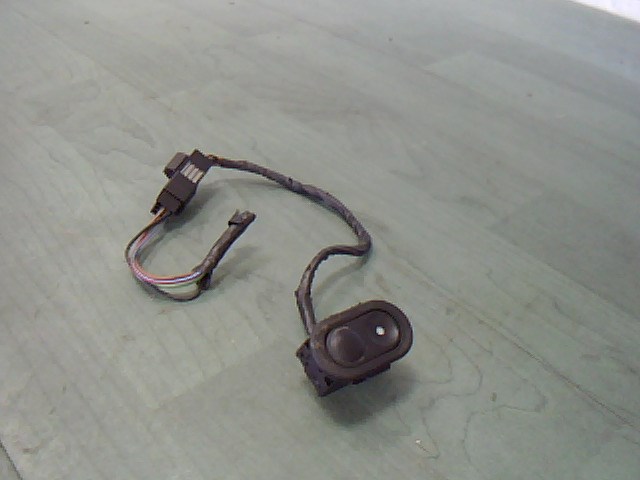 OPEL CORSA B 93-00 Bal első ablakemelő kapcsoló 1. kép