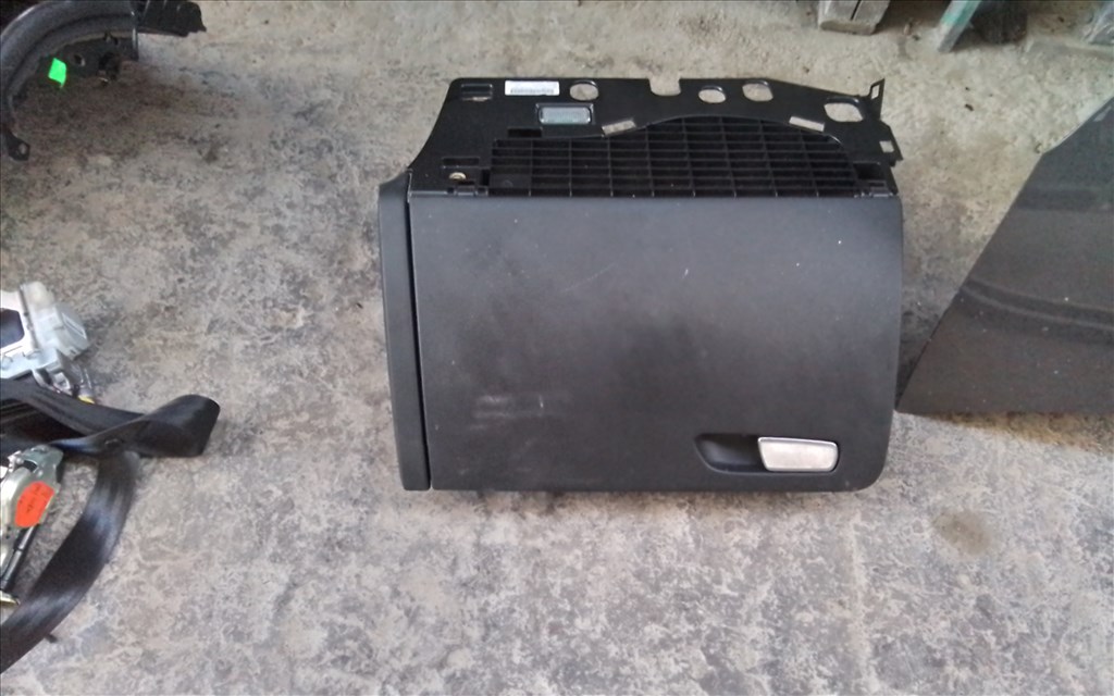 Audi Q5 (8R) kesztyűtartó  1. kép