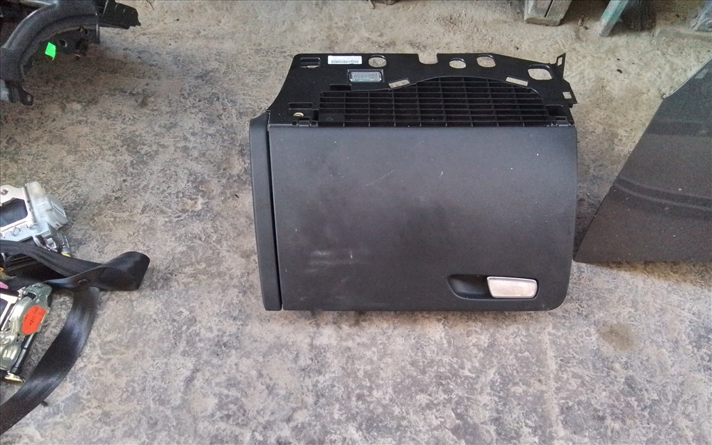 Audi Q5 (8R) kesztyűtartó  2. kép