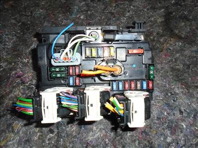 Citroën DS3 C3  Peugeot 207  5008 BSM külső biztosítéktábla R09 R08 9667199780 9667199680