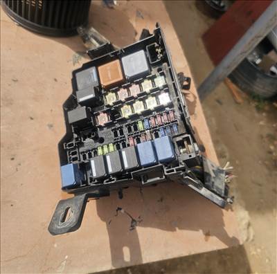 Ford Fiesta Mk6 Motortéri biztosíték tábla 