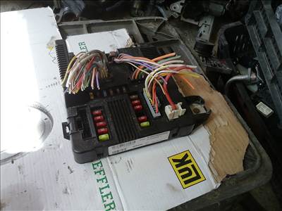 Renault Mégane II CC 1.6 16V biztosítéktábla  8200306033