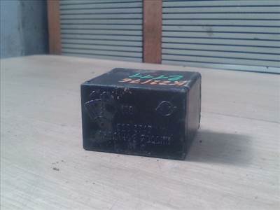 LADA 2111 Ablaktörlő relé