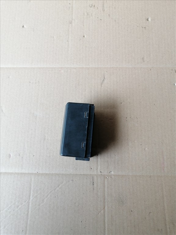 Mitsubishi Pajero III Első Vezérlő relé  mr583210 2. kép