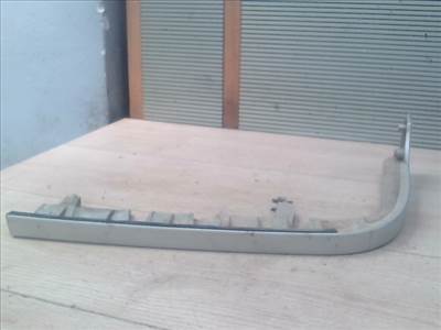 MITSUBISHI L300 Bal fényszóró alatti bajusz díszléc