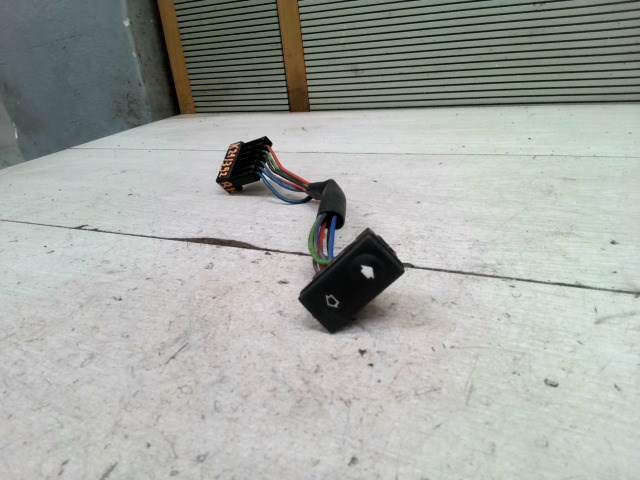 RENAULT MEGANE 95-99 Bal hátsó ablakemelő kapcsoló 1. kép