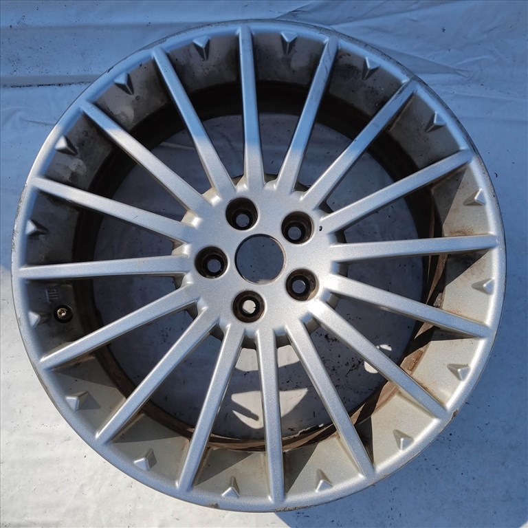205217 Alfa Romeo 156, 147, Gt 17"-os alufelni (1db) a képen látható állapotban, görgőzni kell 60688033 1. kép