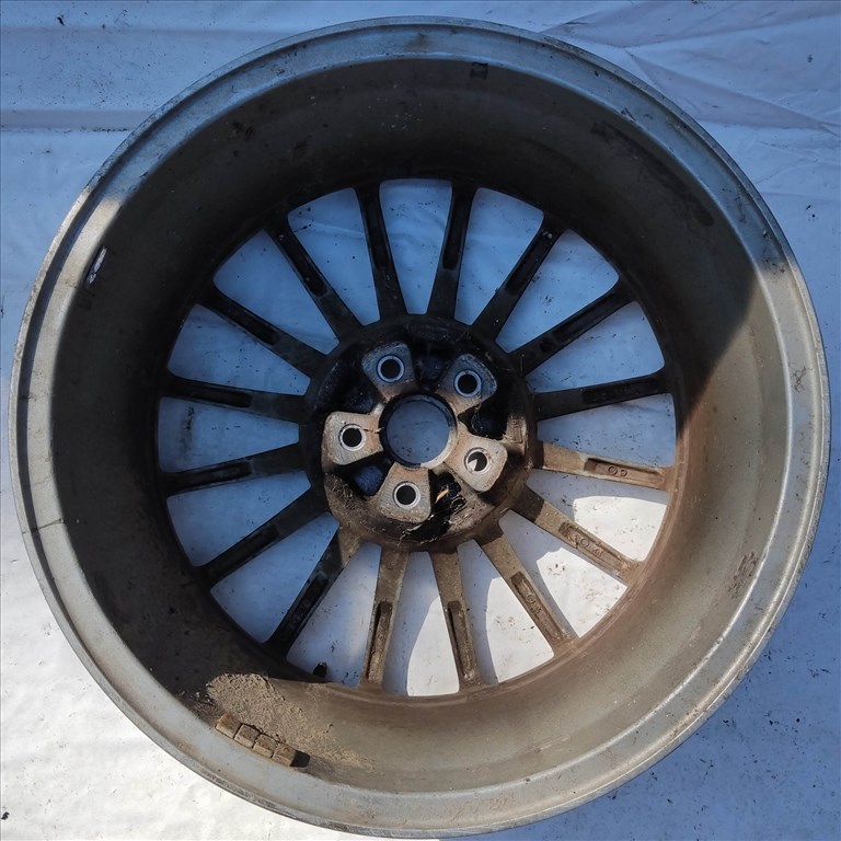 205217 Alfa Romeo 156, 147, Gt 17"-os alufelni (1db) a képen látható állapotban, görgőzni kell 60688033 2. kép