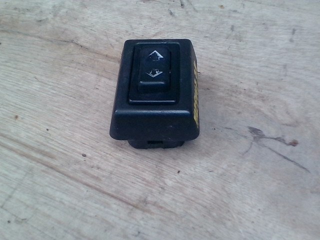 LANDROVER DISCOVERY I. 94-99 Jobb hátsó ablakemelő kapcsoló 1. kép