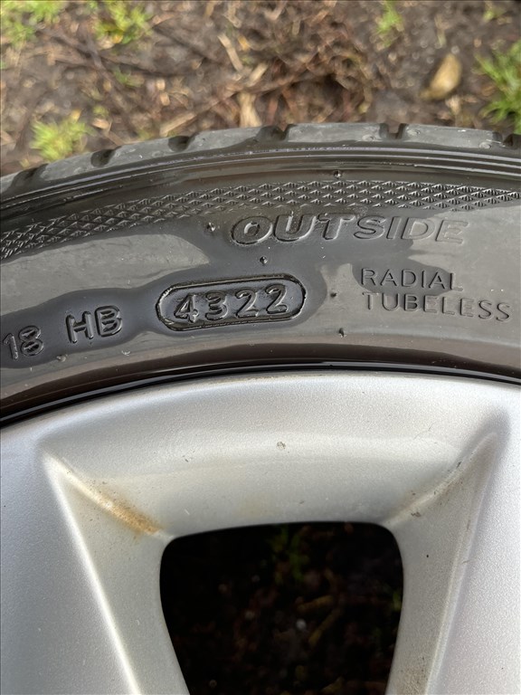  5x112 lyukosztású 17" használt alufelni, rajta 225/40 újszerű Hankook nyári gumi Mercedes 2. kép