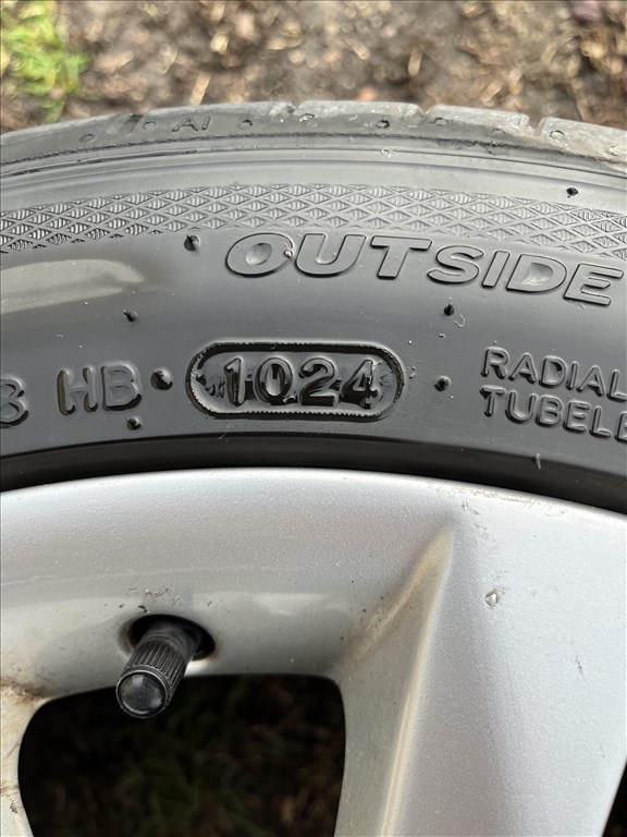  5x112 lyukosztású 17" használt alufelni, rajta 225/40 újszerű Hankook nyári gumi Mercedes 4. kép