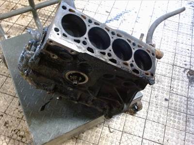 WARTBURG 1,3 Motor. benzin fűzött blokk hengerfej nélkül