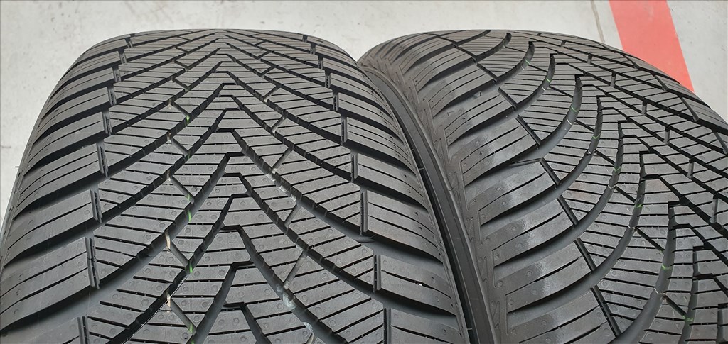 Új/demó Kumho Solus 4S SUV 235/55 R19 négyévszakos gumik 2db    /G400. 4. kép