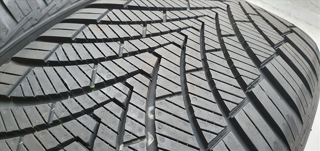 Új/demó Kumho Solus 4S SUV 235/55 R19 négyévszakos gumik 2db    /G400. 6. kép