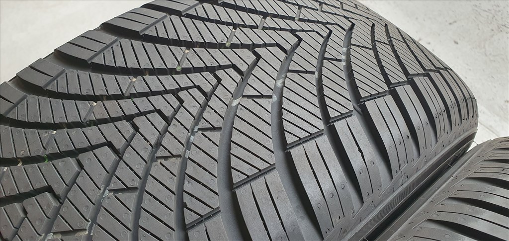 Új/demó Kumho Solus 4S SUV 235/55 R19 négyévszakos gumik 2db    /G400. 7. kép