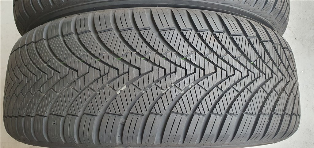 Új/demó Kumho Solus 4S SUV 235/55 R19 négyévszakos gumik 2db    /G400. 8. kép