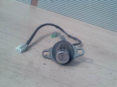 MAZDA 323F 98-04 Csomagtérajtó dugózár