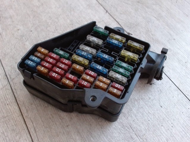 AUDI A6 97-04 Biztosítéktábla BCM BSI BSM SAM GEM modul Utastér 1. kép