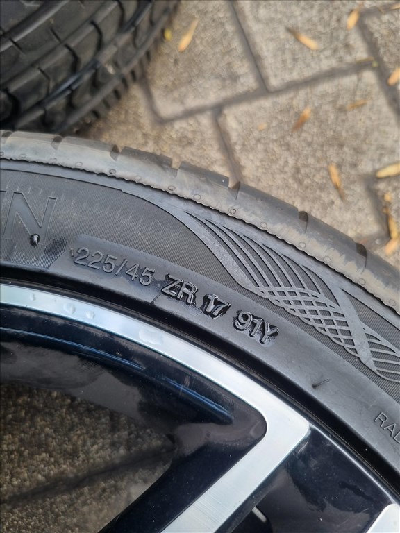  5x112 17" újszerű gyári Mercedes alufelni, rajta 225/45 újszerű Vredestein nyári gumi  3. kép