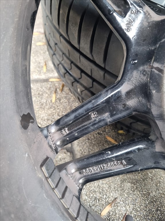  5x112 17" újszerű gyári Mercedes alufelni, rajta 225/45 újszerű Vredestein nyári gumi  5. kép