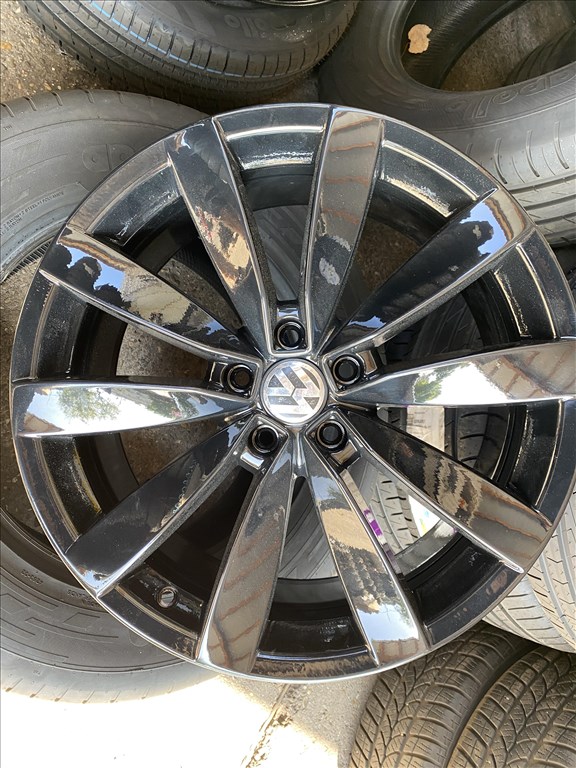 Volkswagen "LUGANO" Black Edition gyári 8X19-es 5X112-es ET41-es könnyűfém felni 1. kép