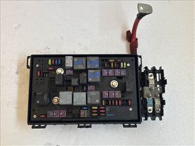 Opel Astra J 2009-2015 Motortéri biztosítéktábla 13449210