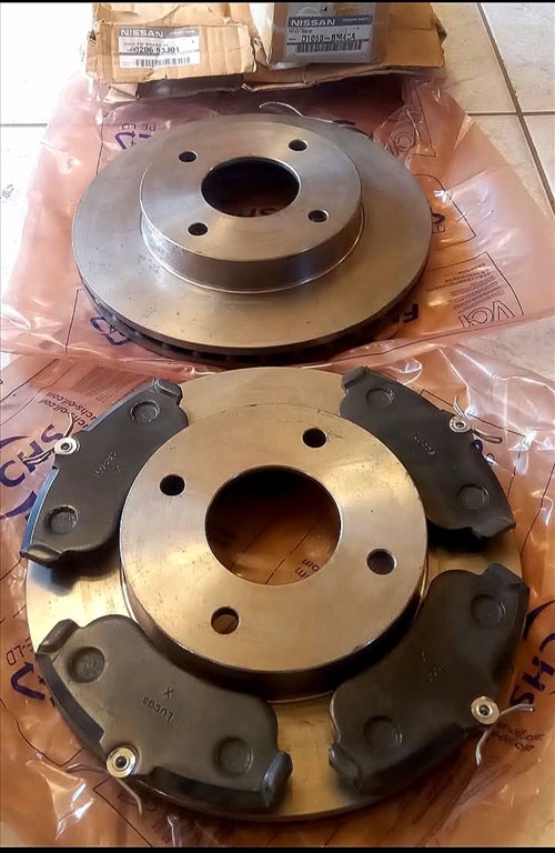 Nissan Almera N16 első féktárcsa + fékbetét 1. kép