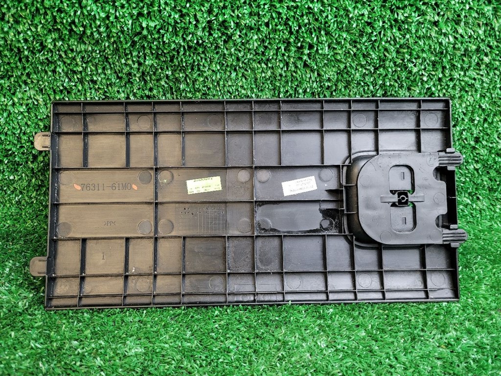 SUZUKI S-CROSS Jobb hátsó Tároló Rekesz Fedél 7631161M0 7631061m00 2. kép