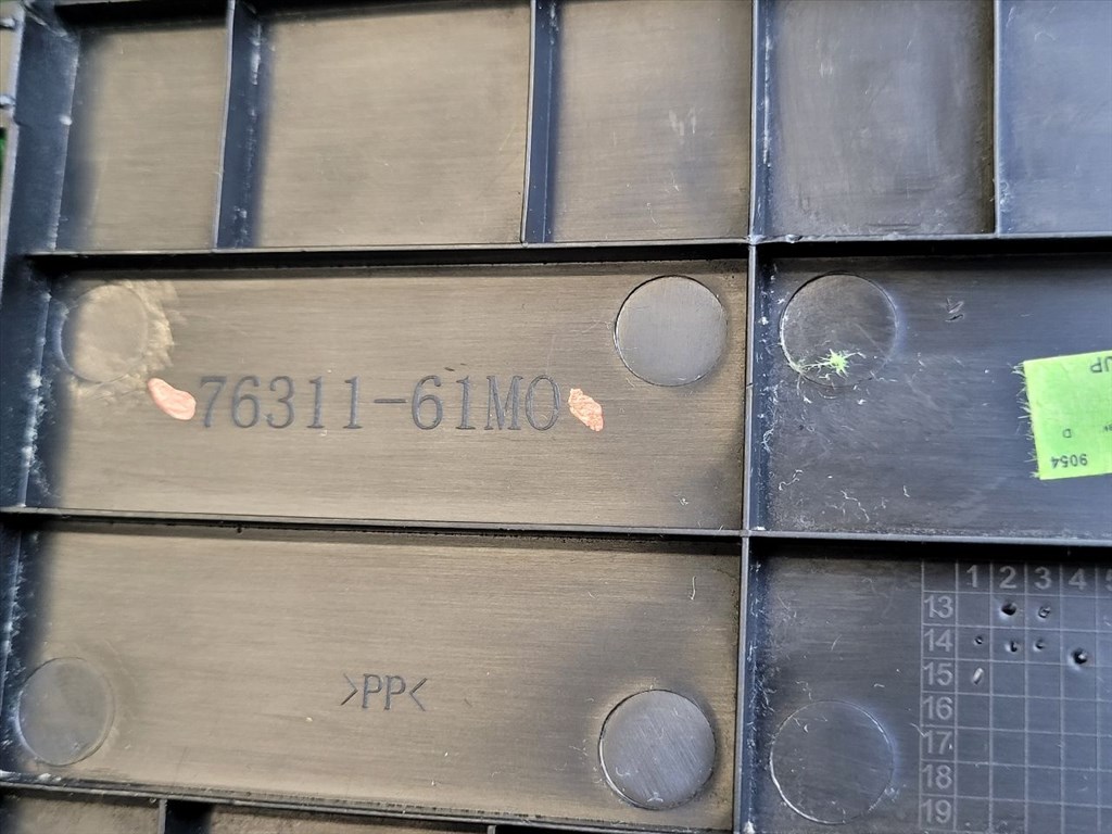 SUZUKI S-CROSS Jobb hátsó Tároló Rekesz Fedél 7631161M0 7631061m00 3. kép