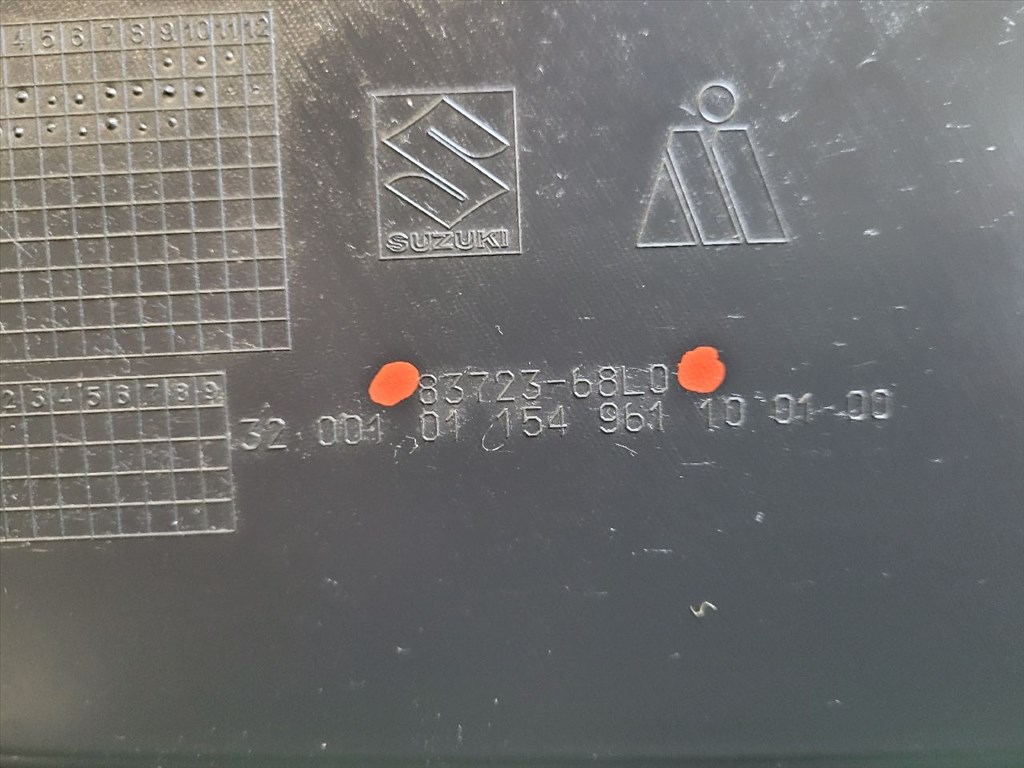 SUZUKI SWIFT IV Bal első Ajtó Kárpit 8372768LA0 8372368l0 5. kép