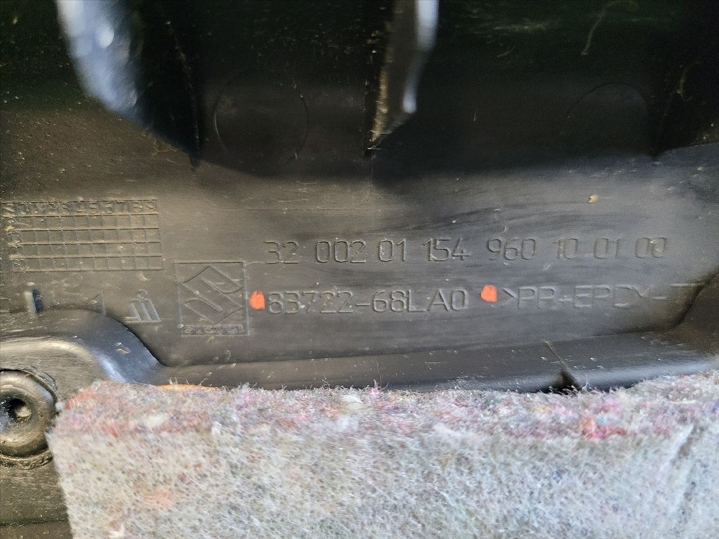 SUZUKI SWIFT IV Bal első Ajtó Kárpit 8372768LA0 8372368l0 6. kép