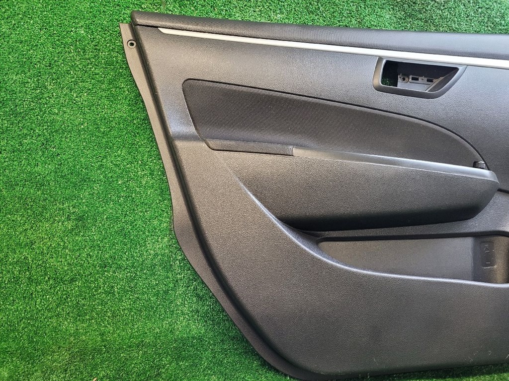 SUZUKI SWIFT IV Bal első Ajtó Kárpit 8372768LA0 8372368l0 8. kép