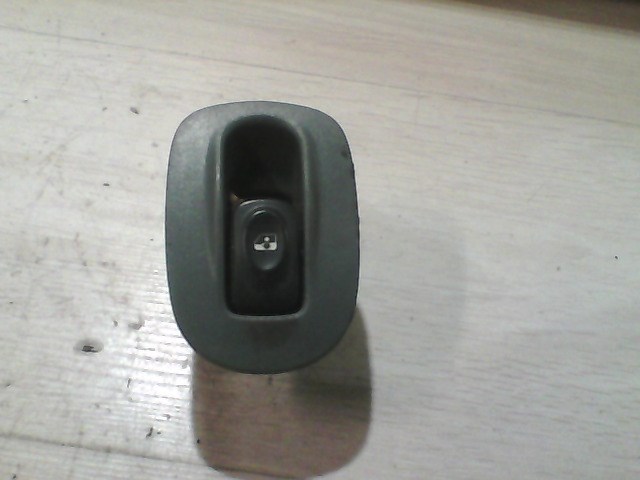 RENAULT MEGANE SCENIC 97-99 Jobb első ablakemelő kapcsoló 1. kép