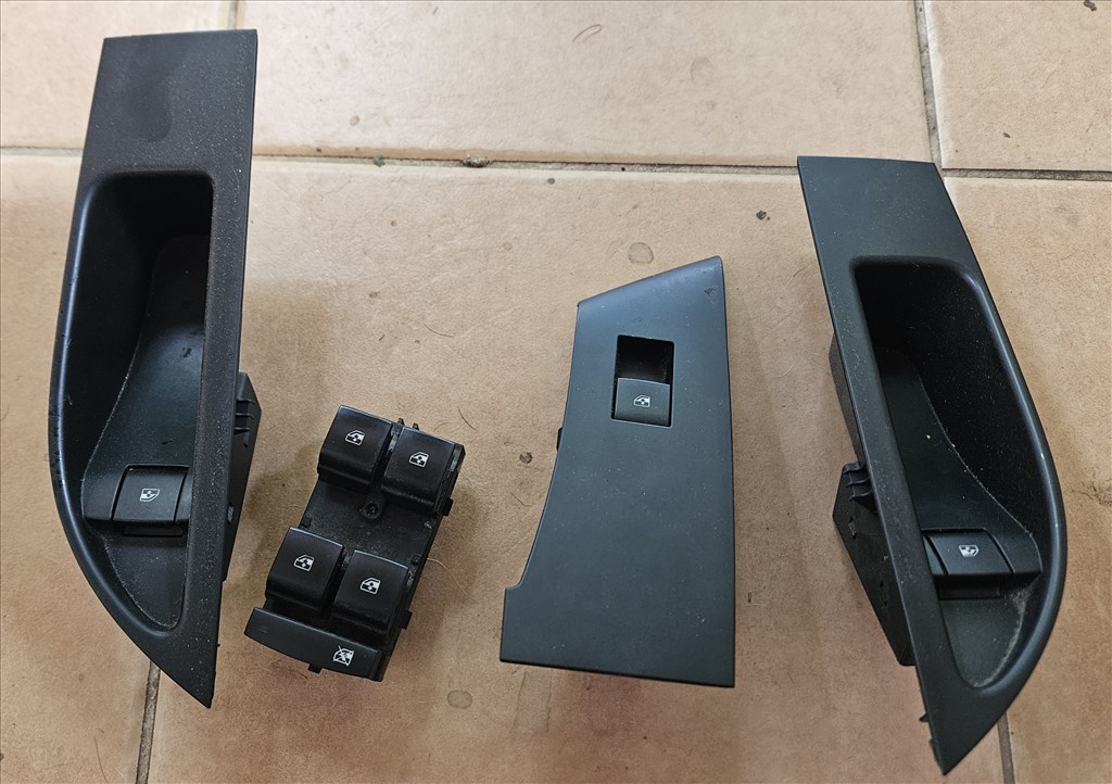 Opel Astra J Ablakemelő kapcsolók 13305011 1. kép