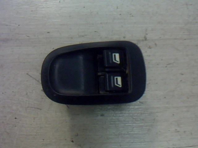 PEUGEOT 206 Bal első ablakemelő kapcsoló 1. kép