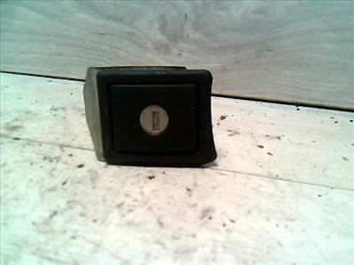 RENAULT CLIO 90-96 Csomagtérajtó nyitó kapcsoló